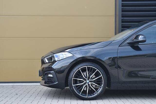 BMW 1-SERIE 118i Executive Edition * BMW Live Cockpit * Sportstoelen * Sportstuurwiel *