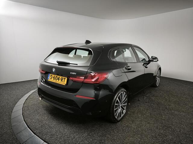 BMW 1-SERIE 118i Introduction Edition | Sport-Line | Leder | Camera | 18"Lichtmetaal | Cruise control |