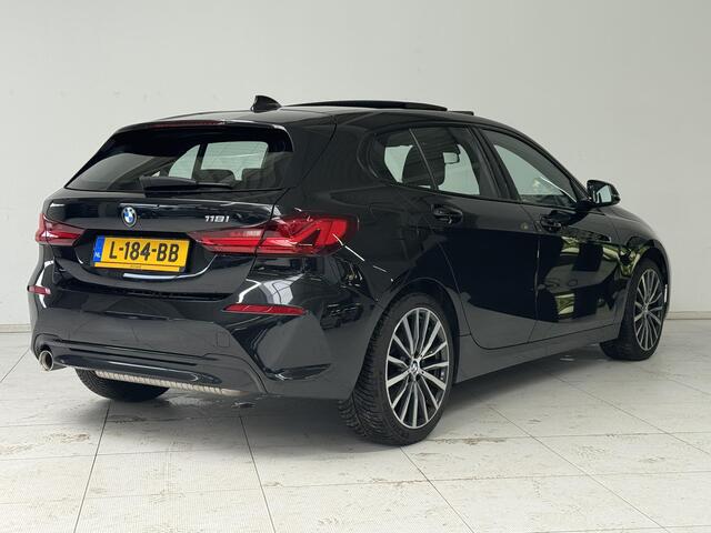 BMW 1-SERIE 118i Executive Edition | Panoramadak | Navigatie | Parkeersensoren V+A | Apple CarPlay / Android Auto | m-sport | Sport