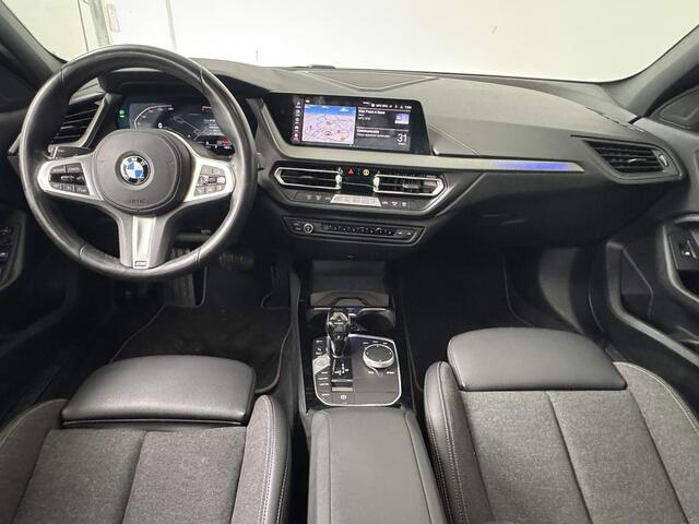 BMW 1-SERIE 118i Executive Edition | Panoramadak | Navigatie | Parkeersensoren V+A | Apple CarPlay / Android Auto | m-sport | Sport