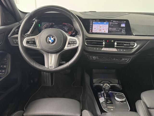 BMW 1-SERIE 118i Executive Edition | Panoramadak | Navigatie | Parkeersensoren V+A | Apple CarPlay / Android Auto | m-sport | Sport