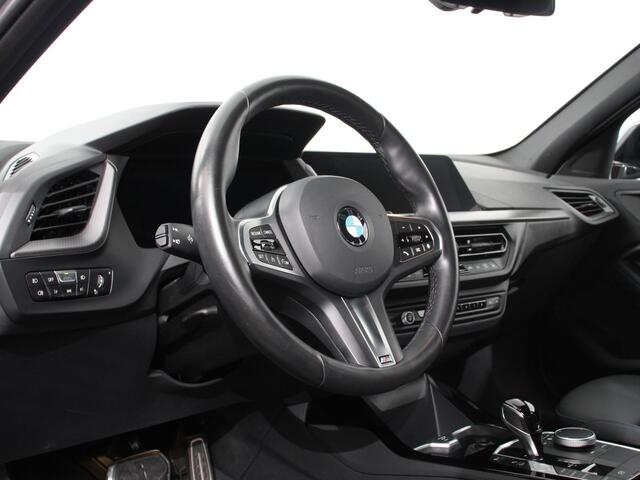 BMW 1-SERIE 118i M-Sport Climate Control Cruise control Stoelverwarming LED Parkeersensoren Apple carplay / Andriod auto Navigatie
