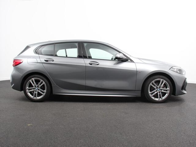 BMW 1-SERIE 118i M-Sport Climate Control Cruise control Stoelverwarming LED Parkeersensoren Apple carplay / Andriod auto Navigatie
