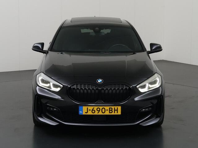BMW 1-SERIE 118i High Executive Edition | M-Pakket | Panoramadak | ShadowLine | Sportstoelen | Navigatie | Camera | DAB | Apple CarPlay/Android Auto | Stoelverwarming | Draadloze telefoonlader |