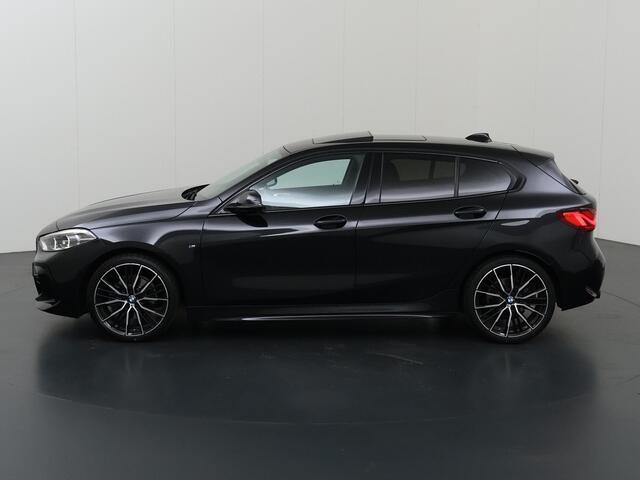 BMW 1-SERIE 118i High Executive Edition | M-Pakket | Panoramadak | ShadowLine | Sportstoelen | Navigatie | Camera | DAB | Apple CarPlay/Android Auto | Stoelverwarming | Draadloze telefoonlader |