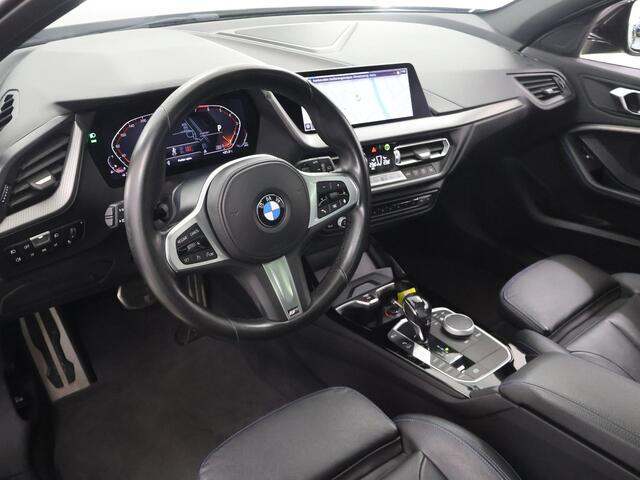 BMW 1-SERIE 118i High Executive Edition | M-Pakket | Panoramadak | ShadowLine | Sportstoelen | Navigatie | Camera | DAB | Apple CarPlay/Android Auto | Stoelverwarming | Draadloze telefoonlader |