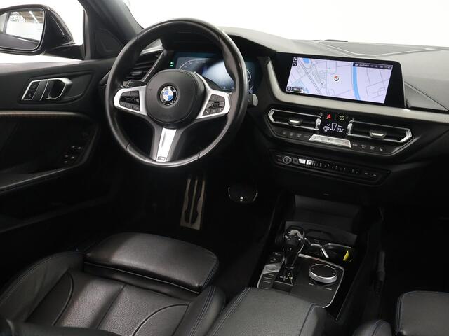 BMW 1-SERIE 118i High Executive Edition | M-Pakket | Panoramadak | ShadowLine | Sportstoelen | Navigatie | Camera | DAB | Apple CarPlay/Android Auto | Stoelverwarming | Draadloze telefoonlader |