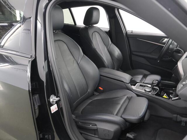 BMW 1-SERIE 118i High Executive Edition | M-Pakket | Panoramadak | ShadowLine | Sportstoelen | Navigatie | Camera | DAB | Apple CarPlay/Android Auto | Stoelverwarming | Draadloze telefoonlader |