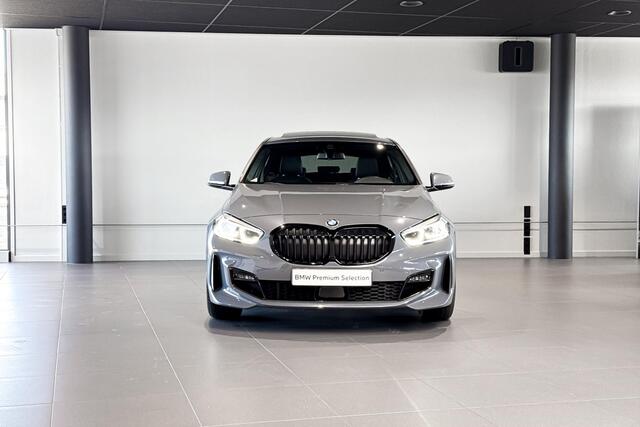 BMW 1-SERIE 118i | M Sport | Glazen Panoramadak | Stoelverwarming | Comfort Access |