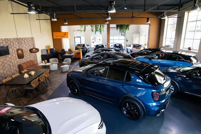 BMW 1-SERIE 118i Business Edition Plus M-SPORT/MISANO BLUE/NAVI/LED/LEER