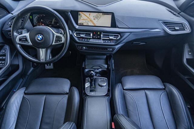 BMW 1-SERIE 120i | High Executive | M Sportpakket | 18 inch | Adaptief onderstel | Glazen panoramadak | Comfort Access | HiFi | Elektrisch verstelbare stoelen