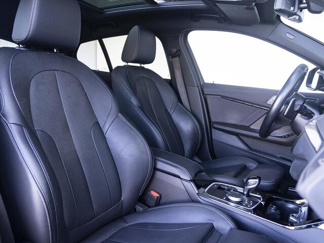 BMW 1-SERIE 120i | High Executive | M Sportpakket | 18 inch | Adaptief onderstel | Glazen panoramadak | Comfort Access | HiFi | Elektrisch verstelbare stoelen