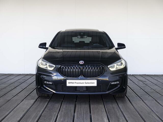 BMW 1-SERIE 120i | High Executive | M Sportpakket | 18 inch | Adaptief onderstel | Glazen panoramadak | Comfort Access | HiFi | Elektrisch verstelbare stoelen