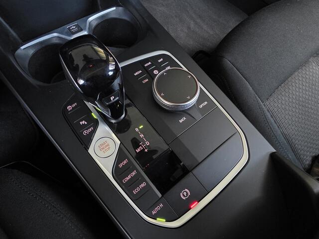 BMW 1-SERIE 118i AUT! Camera! Carplay! Climatronic! Juli maand? AKTIE maand!