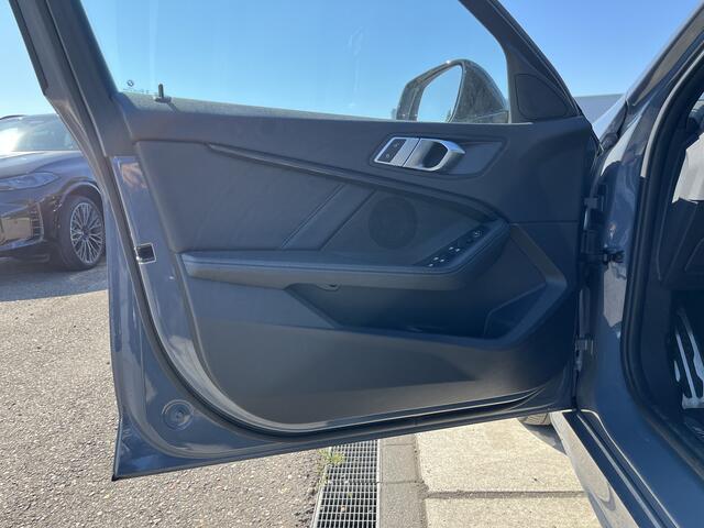 BMW 1-SERIE 120 M-Sport Pro | Panorama | 18" | Stoelverwarming | 2026