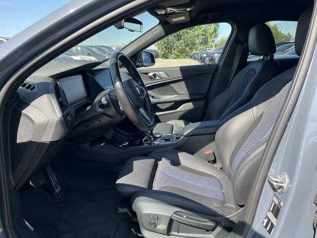 BMW 1-SERIE 120 M-Sport Pro | Panorama | 18" | Stoelverwarming | 2026