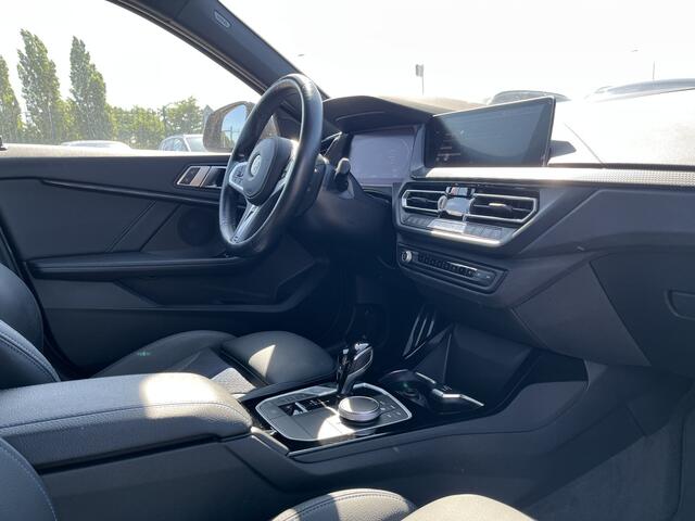 BMW 1-SERIE 120 M-Sport Pro | Panorama | 18" | Stoelverwarming | 2026