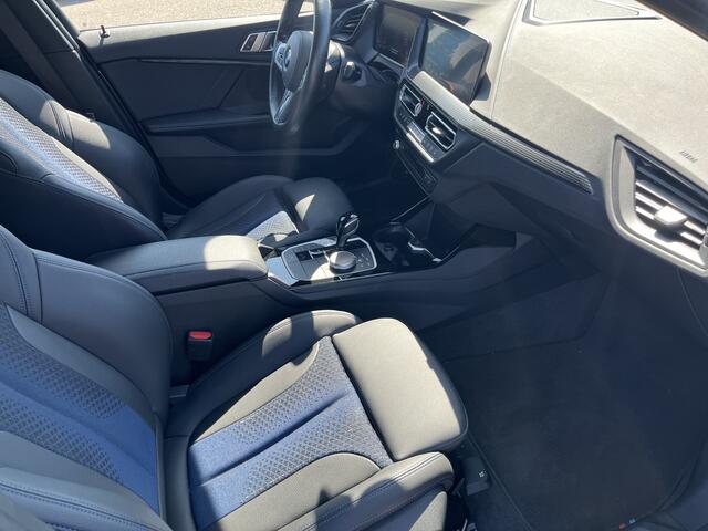 BMW 1-SERIE 120 M-Sport Pro | Panorama | 18" | Stoelverwarming | 2026