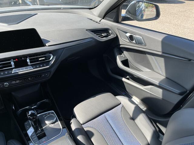 BMW 1-SERIE 120 M-Sport Pro | Panorama | 18" | Stoelverwarming | 2026