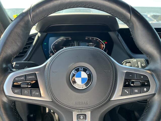 BMW 1-SERIE 120 M-Sport Pro | Panorama | 18" | Stoelverwarming | 2026