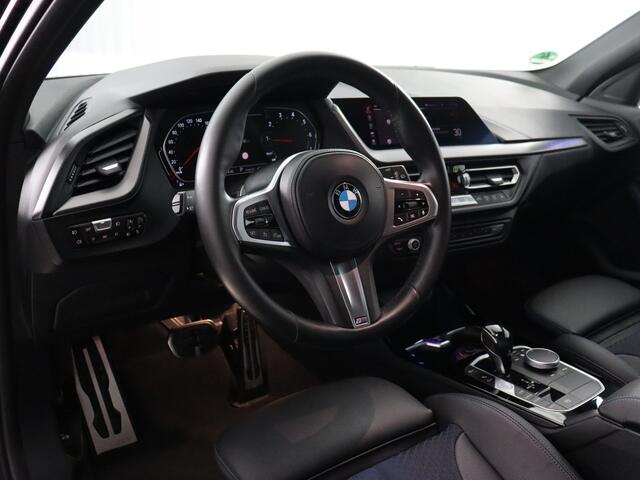 BMW 1-SERIE 118i High Executive (Afn. Trekhaak / Camera / Stoelverw. / Carplay / Cruise)