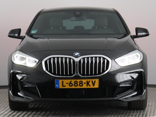 BMW 1-SERIE 118i High Executive (Afn. Trekhaak / Camera / Stoelverw. / Carplay / Cruise)