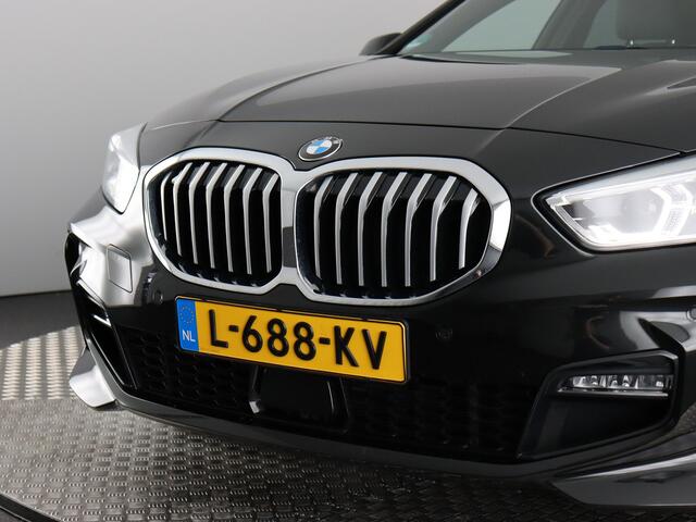 BMW 1-SERIE 118i High Executive (Afn. Trekhaak / Camera / Stoelverw. / Carplay / Cruise)