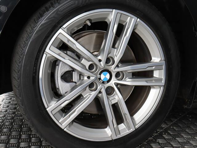 BMW 1-SERIE 118i High Executive (Afn. Trekhaak / Camera / Stoelverw. / Carplay / Cruise)