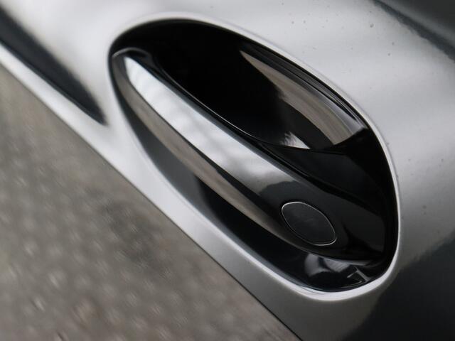 BMW 1-SERIE 118i High Executive (Afn. Trekhaak / Camera / Stoelverw. / Carplay / Cruise)