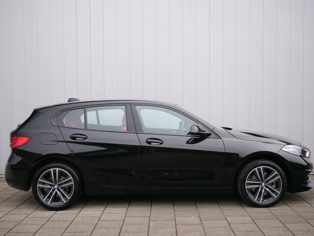 BMW 1-SERIE 118i Business Edition 136 Pk Automaat Navi / DAB / Apple Carplay / Leer / M-pakket