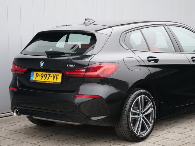 BMW 1-SERIE 118i Business Edition 136 Pk Automaat Navi / DAB / Apple Carplay / Leer / M-pakket