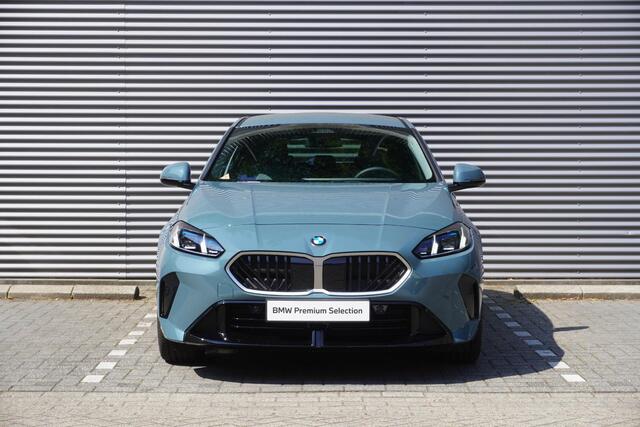 BMW 1-SERIE 120 | M Sport Design | Extra getint glas | Harman Kardon HiFi Sound system | Stuurwielrand verwarmd | 18 inch LM M Y-spaak