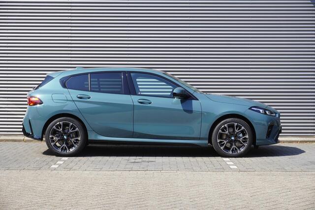 BMW 1-SERIE 120 | M Sport Design | Extra getint glas | Harman Kardon HiFi Sound system | Stuurwielrand verwarmd | 18 inch LM M Y-spaak