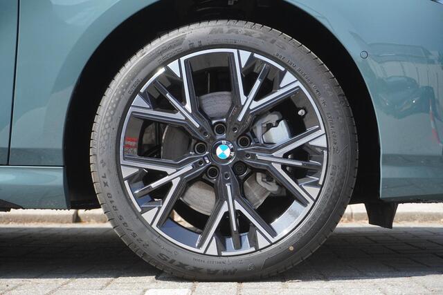 BMW 1-SERIE 120 | M Sport Design | Extra getint glas | Harman Kardon HiFi Sound system | Stuurwielrand verwarmd | 18 inch LM M Y-spaak