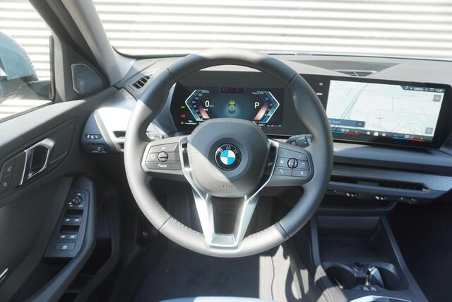 BMW 1-SERIE 120 | M Sport Design | Extra getint glas | Harman Kardon HiFi Sound system | Stuurwielrand verwarmd | 18 inch LM M Y-spaak