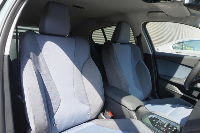 BMW 1-SERIE 120 | M Sport Design | Extra getint glas | Harman Kardon HiFi Sound system | Stuurwielrand verwarmd | 18 inch LM M Y-spaak
