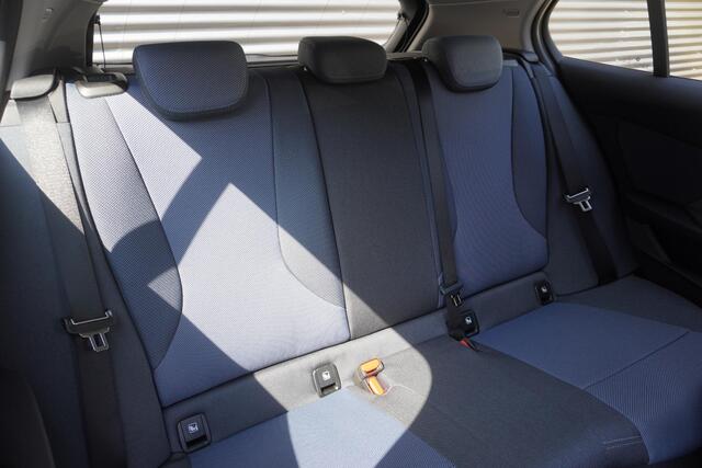 BMW 1-SERIE 120 | M Sport Design | Extra getint glas | Harman Kardon HiFi Sound system | Stuurwielrand verwarmd | 18 inch LM M Y-spaak