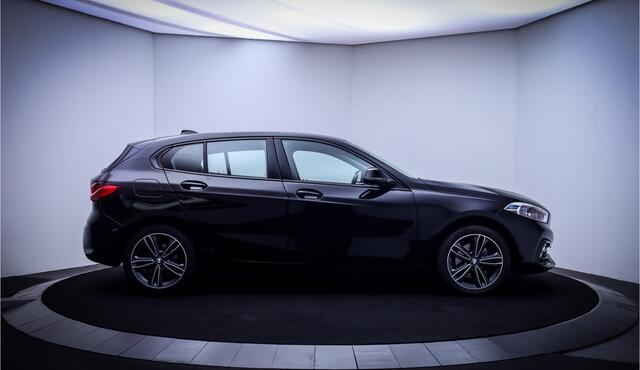 BMW 1-SERIE 118iA SPORT EDITION FULL LED | CAMERA | CARPLAY | NAVI | DAB | CLIMA | CRUISE | SPORTSTOELEN | LMV