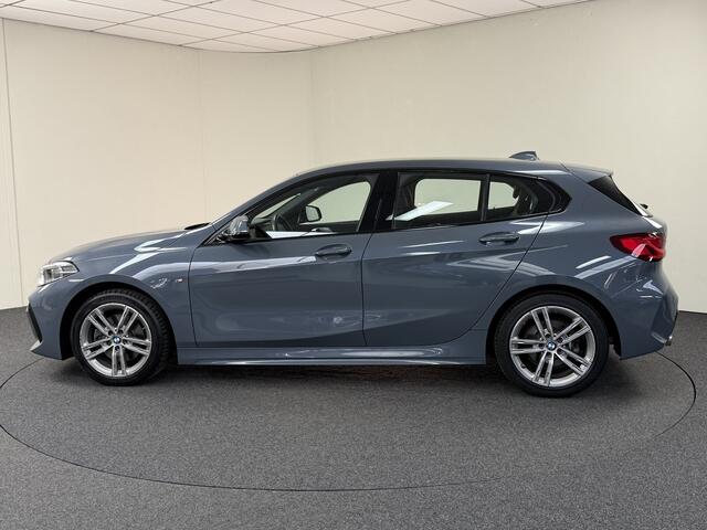 BMW 1-SERIE 118i High Executive M-Sport Automaat Navi / Climate / Carplay / PDC / Live Cockpit Professional / Shadow Line