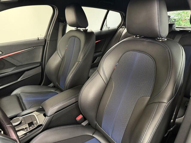 BMW 1-SERIE 118i High Executive M-Sport Automaat Navi / Climate / Carplay / PDC / Live Cockpit Professional / Shadow Line