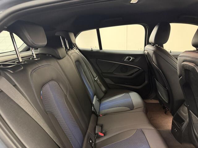 BMW 1-SERIE 118i High Executive M-Sport Automaat Navi / Climate / Carplay / PDC / Live Cockpit Professional / Shadow Line