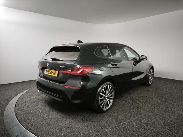 BMW 1-SERIE 118i Business Edition | Leder | Stoelverwarming | Achteruitrijcamera | Navigatie |