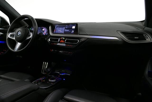 BMW 1-SERIE M135i xDrive High Executive Edition / Orig. Nederlands / Panoramadak / Stoelverwarming / Apple Carplay - Android Auto / Ambienteverlichting / HUD / Achteruitrijcamera / Cruise Control / 19'' LMV / Spiegel-pakket / LED koplampen / Lederen bekleding