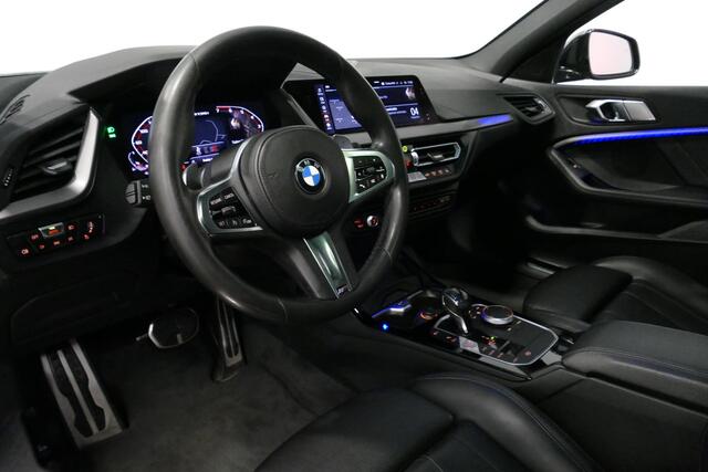 BMW 1-SERIE M135i xDrive High Executive Edition / Orig. Nederlands / Panoramadak / Stoelverwarming / Apple Carplay - Android Auto / Ambienteverlichting / HUD / Achteruitrijcamera / Cruise Control / 19'' LMV / Spiegel-pakket / LED koplampen / Lederen bekleding
