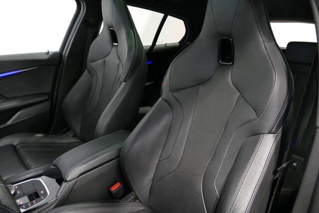 BMW 1-SERIE M135i xDrive High Executive Edition / Orig. Nederlands / Panoramadak / Stoelverwarming / Apple Carplay - Android Auto / Ambienteverlichting / HUD / Achteruitrijcamera / Cruise Control / 19'' LMV / Spiegel-pakket / LED koplampen / Lederen bekleding