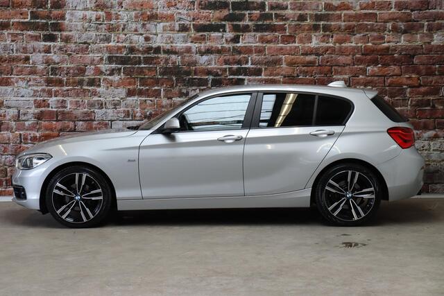 BMW 1-SERIE 116i Executive Sport Line 5 deurs / Navigatiesysteem / Trekhaak / LED / Sportstoelen / Parkeersensoren / Extra Getint Glas / Climate Control / Bluetooth / Cruise Control