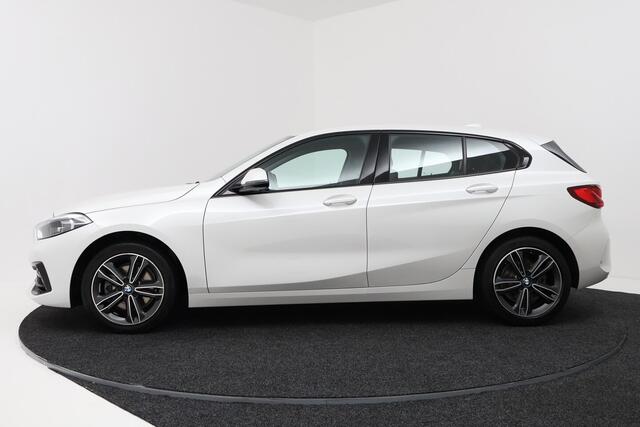 BMW 1-SERIE 118i Executive Edition (SFEERVERLICHTING, NAVIGATIE, CRUISE CONTROL, PARKEERSENSOREN, DEAL