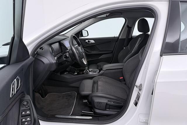BMW 1-SERIE 118i Executive Edition (SFEERVERLICHTING, NAVIGATIE, CRUISE CONTROL, PARKEERSENSOREN, DEAL