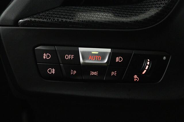BMW 1-SERIE 118i Introduction Edition M Sport (PANO, M-PAKKET, CAMERA, STUURVERWARMING, SFEERVERLICHTI