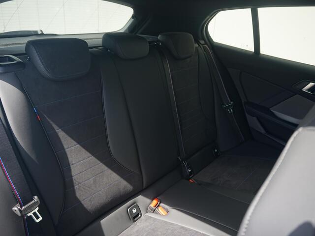 BMW 1-SERIE 5-deurs 120 | M Sportpakket Pro | Panoramadak | Harman-Kardon | Driving Assistant Plus | Elektrisch verstelbare stoelen